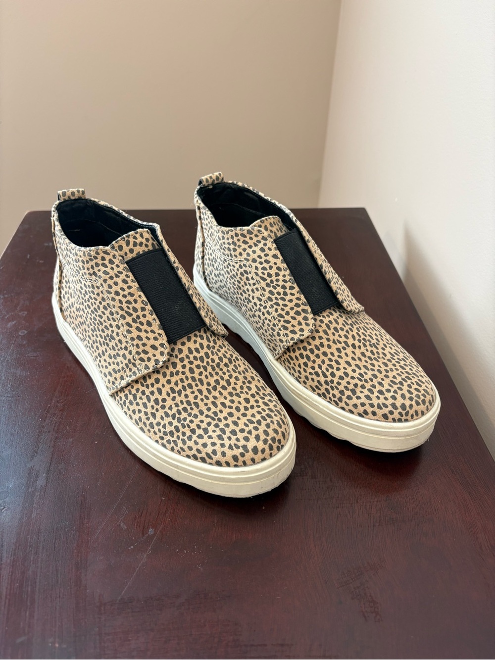 Women’s Beige Leopard Slip-On Sneaker with Black Elastic Sneaker shoes Sz 6.5 - Picture 3 of 9